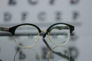 des lunettes sur une table verre photo