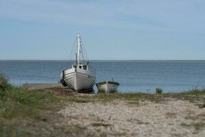 abandonné bateaux sur le île de saaremaa dans Estonie photo