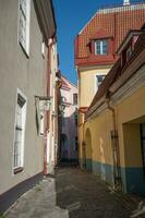 étroit rue dans vieux ville de Tallinn photo