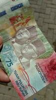 indonésien devise vaut 75 mille roupie. photo