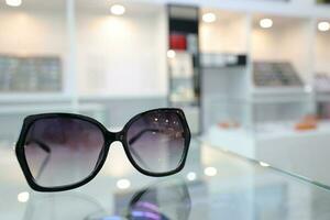 noir lunettes de soleil sur table dans optique magasin photo