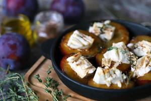 prunes au four avec du fromage blanc photo