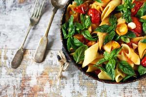 pâtes dans une poêle avec tomates basilic et épices photo