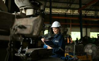 portrait de mécanique ingénieurs sont vérification le travail état de un vieux machine cette a été utilisé pour certains temps. dans une usine où Naturel lumière brille sur le lieu de travail photo