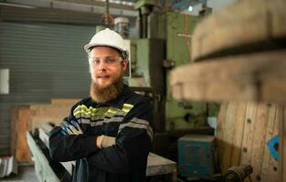 portrait de mécanique ingénieurs sont vérification le travail état de un vieux machine cette a été utilisé pour certains temps. dans une usine où Naturel lumière brille sur le lieu de travail photo