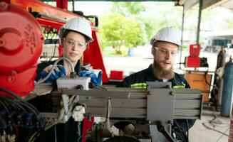 électrique ingénieur avec le mission de installation une robot bras électrique système photo