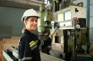 portrait de mécanique ingénieurs sont vérification le travail état de un vieux machine cette a été utilisé pour certains temps. dans une usine où Naturel lumière brille sur le lieu de travail photo