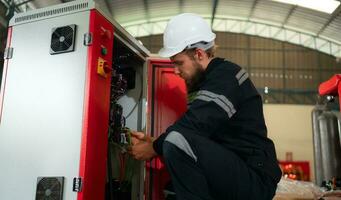 électrique ingénieur avec le mission de installation une robot bras électrique système photo