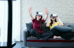 le lgbt couple dans le Maisons vivant pièce prendre plaisir une silencieux fin de semaine par en jouant Jeux le virtuel réalité machine. photo