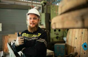 portrait de mécanique ingénieurs sont vérification le travail état de un vieux machine cette a été utilisé pour certains temps. dans une usine où Naturel lumière brille sur le lieu de travail photo