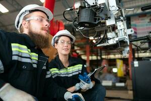 électrique ingénieur avec le mission de installation une robot bras électrique système photo