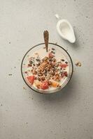 granola avec gruau, lait, des fruits, Orange et pamplemousse, anacardier, citrouille des graines et raisins secs dans bol sur blanc Contexte. en bonne santé petit déjeuner concept. parfait pour histoires et fond d'écran photo