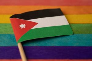 drapeau de la jordanie sur fond arc-en-ciel symbole du mois de la fierté gay lgbt photo