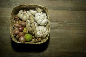 le des légumes Ingrédients pour cuisine sur le tissé bambou. herbes la photographie photo