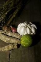 portrait Frais Ail , chaux, rouge syndicat et Safran des Indes sur une en bois table photo