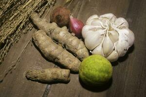 Frais Ail , chaux, rouge syndicat et Safran des Indes sur une en bois table photo