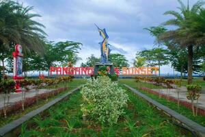 octobre 13, 2021, pangandaran, Ouest Java, Indonésie - le marlin poisson monument parc sur pangandaran plage est à condition de pour touristes à repos, prendre des photos et attendez pour le le coucher du soleil