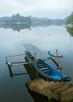 en bois bateau transport pour touristes autour le Lac dans situé gede tasik malaya, Ouest Java, Indonésie photo