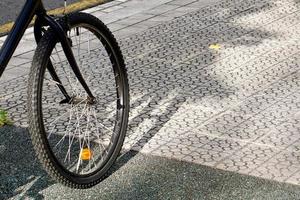 roue de vélo dans la rue photo