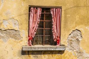 vieille fenêtre avec rideaux
