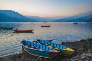 Paysage du lac de Pokhara au Népal au crépuscule photo