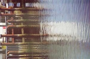reflets de bâtiments dans l'eau photo