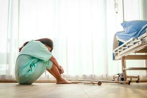 femelle patient étant traité dans hôpital elle Sam sur le sol, stressé avec une malade maladie. concept de médical prestations de service dans hôpitaux. santé assurance. copie espace photo