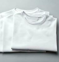 ai produire photo gratuit photo blanc t-shirts avec copie espace sur