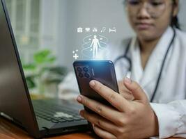 médecins utilisation les smartphones et des ordinateurs à recherche médical information. médical concept photo