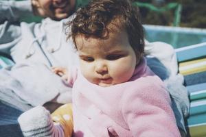 petit bébé bénéficiant d'une journée ensoleillée en vacances avec papa photo