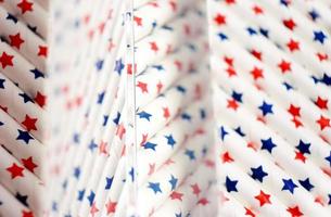 une macro étonnante et magnifique avec une profondeur de champ et un espace sur des pailles blanches avec des étoiles bleues et rouges qui ressemblent au drapeau des États-Unis photo