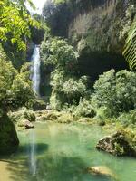 Profond Montagne paysage avec cascades et grottes photo