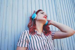 belle femme rousse écoutant de la musique photo