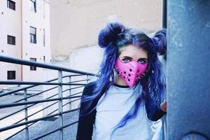 jeune femme punk portant un masque rose