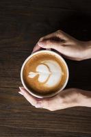 art latte chaud sur table en bois