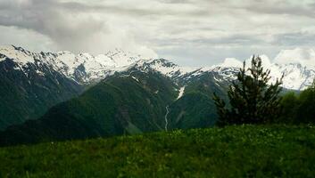 une panoramique vue sur le enneigé pics. plus grand Caucase Montagne intervalle photo