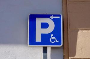 Feux de circulation en fauteuil roulant dans la rue photo