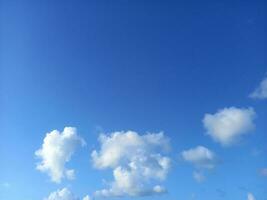 brillant bleu ciel avec blanc nuage photo. clair été ciel toile de fond conception pour Contexte. photo