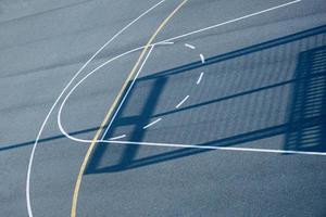 ombres du terrain de basket de rue photo