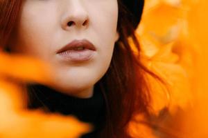 portrait romantique d'automne d'une femme rousse. photo