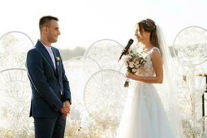 cérémonie de mariage des jeunes mariés sur la jetée photo