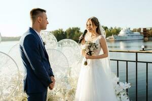 cérémonie de mariage des jeunes mariés sur la jetée photo