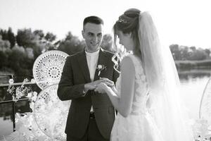 cérémonie de mariage des jeunes mariés sur la jetée photo