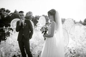 cérémonie de mariage des jeunes mariés sur la jetée photo