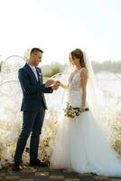 cérémonie de mariage des jeunes mariés sur la jetée photo