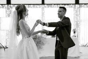 la première danse de mariage des mariés photo