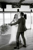 la première danse de mariage des mariés photo