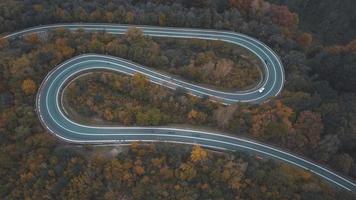vue aérienne de la route courbe sur les montagnes du sud de la pologne en automne photo