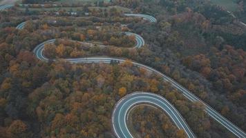 vue aérienne de la route courbe sur les montagnes du sud de la pologne en automne photo