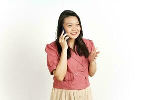 parlant sur le téléphone intelligent de magnifique asiatique femme isolé sur blanc Contexte photo